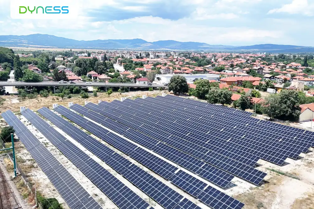 Vista aerea di un impianto fotovoltaico nella provincia di Pazardzhik Vista aerea di un impianto fotovoltaico nella provincia di Pazardzhik