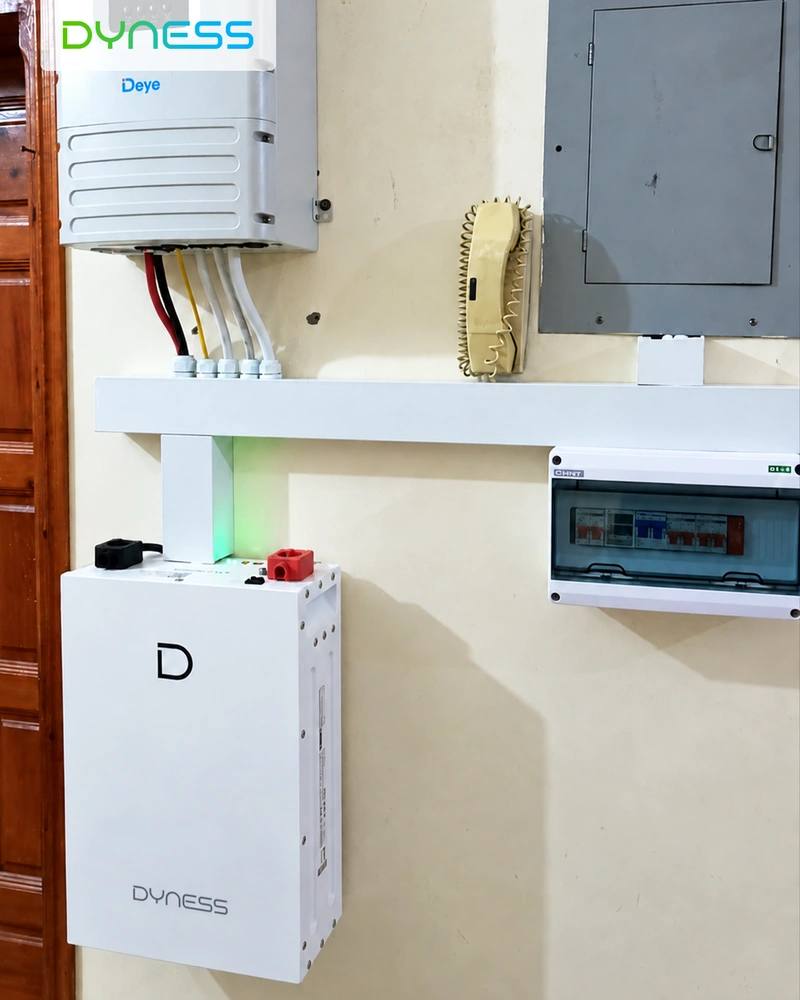 Batteria Dyness DL5.0F installata accanto alle apparecchiature elettriche in Yemen Batteria Dyness DL5.0F installata accanto alle apparecchiature elettriche in Yemen